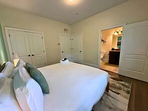 Classic Apartment, 2 Bedrooms | Meja, seterika/papan seterika, Wi-fi percuma 