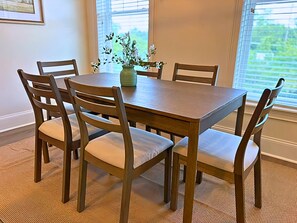 Classic Apartment, 2 Bedrooms | Dining room