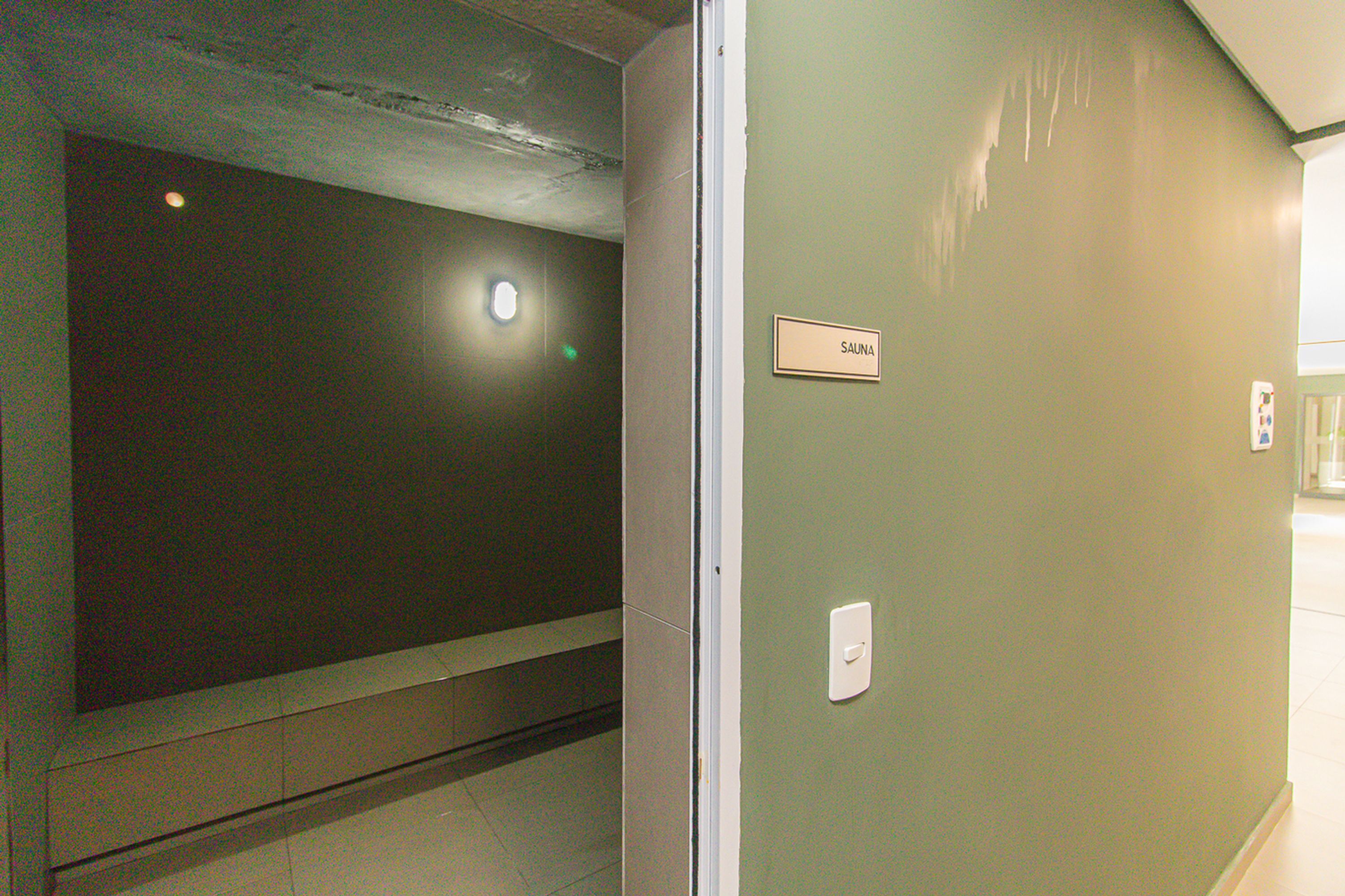 Un couloir avec un panneau indiquant l’emplacement du sauna.