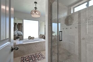 Sèche-cheveux, serviettes fournies, savon, shampoing
