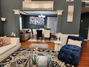 Living area - Spacious 7BR Home in Lilburn - Metro Atlanta (Lilburn)