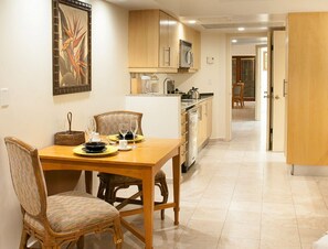 Dining - The Marlin at Taino Beach (Freeport)