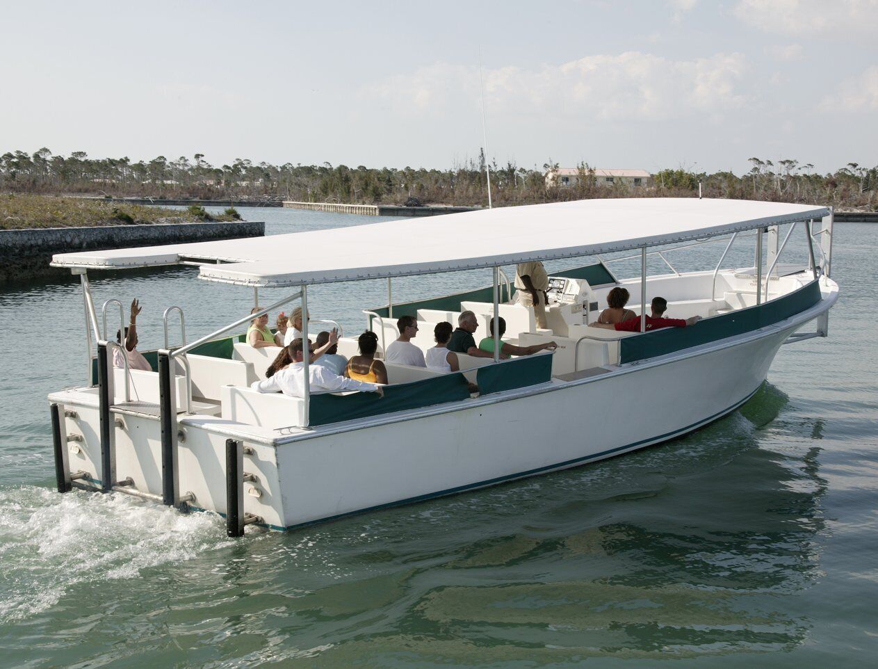 Un barco con cubierta y pasajeros.
