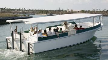 Un barco con cubierta y pasajeros.