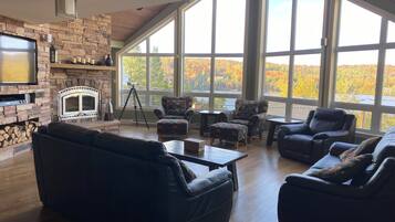 تلفزيون، مدفأة، مشغل دي في دي، كُتُب