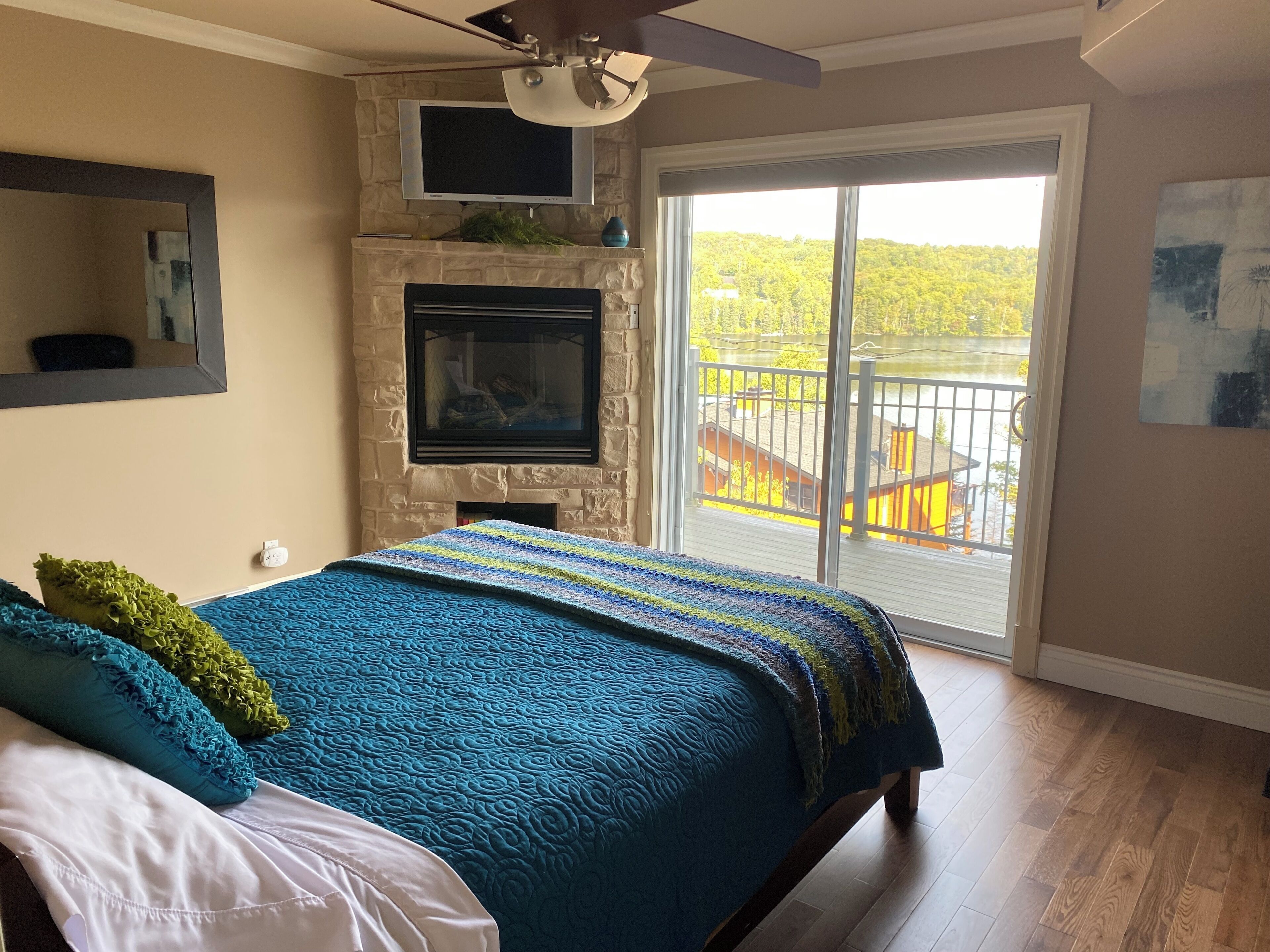 5 bedrooms, desk, iron/ironing board, travel crib