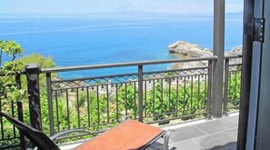 Property grounds - Mani Two-Bedroom Apartment with Sea View (Greece)
