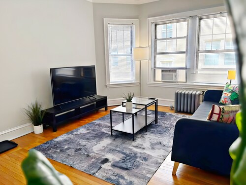 Perfectly Located 1BR - Hinman D2