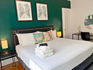 Apartamento conforto, 1 cama King | Escrivaninha, ferros/tábuas de passar roupa, Wi-Fi de cortesia