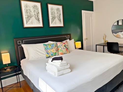Perfectly Located 1BR - Hinman D2