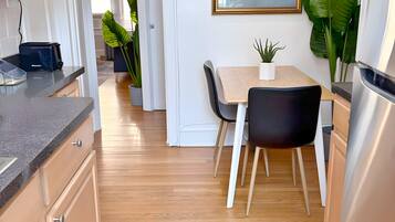 Comfort appartement, 1 kingsize bed | Dineerruimte