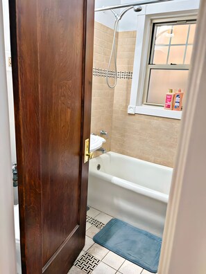 Comfort Apartment, 1 King Bed | Bathroom | Combined shower/tub, free toiletries, hair dryer, towels - Perfectly Located 1BR - Hinman D2 (Evanston)