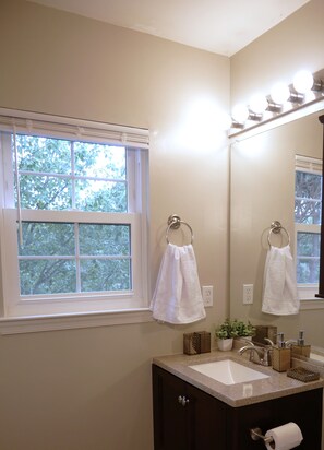 Haartrockner, Handtücher, Seife, Shampoo