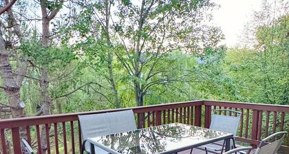 Cozy 3BR townhome with parking near Dulles Airport