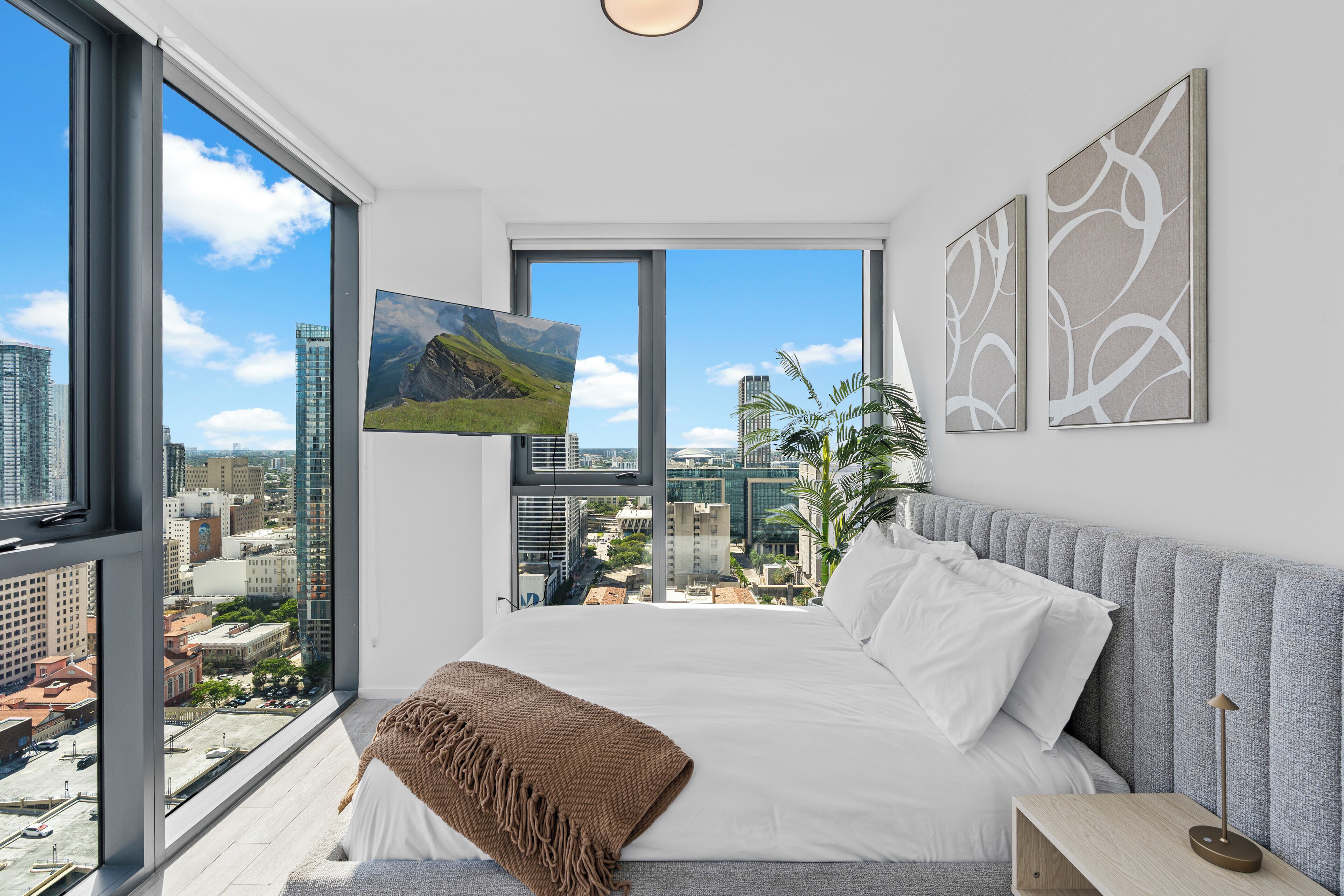 2 عدّة غرف نوم ومكواة/لوح كي وواي فاي وملاءات أسرّة