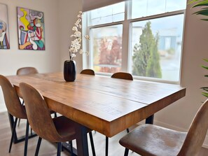Familienapartment, 4 Schlafzimmer, Terrasse, Seeblick | Esszimmer