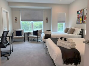 Escritorio, tabla de planchar con plancha y wifi gratis 