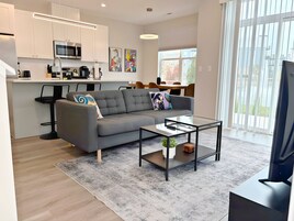 Apartamento familiar, 4 habitaciones, patio, vistas al lago | Zona de estar | Televisión de 55 pulgadas con canales digitales, servicios de streaming