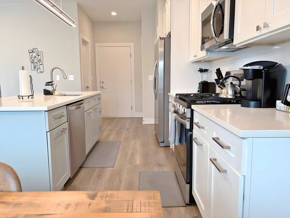 Apartamento família, 4 quartos, varanda, vista para o lago | Cozinha privada | Geladeira, micro-ondas, fogão, cooktop