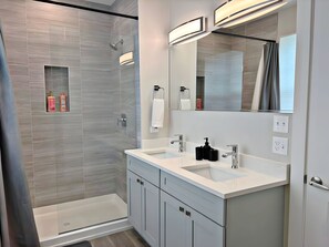Familienapartment, 4 Schlafzimmer, Terrasse, Seeblick | Badezimmer | Duschwanne, kostenlose Toilettenartikel, Haartrockner, Handtücher