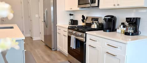 Appartement familial, 4 chambres, patio, vue sur le lac | Cuisine privée | Réfrigérateur, four à micro-ondes, un four, surface de cuisson