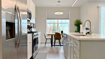 Family Apartment, 4 Bedrooms, Patio, Lake View | Private kitchen | Fridge, microwave, oven, stovetop