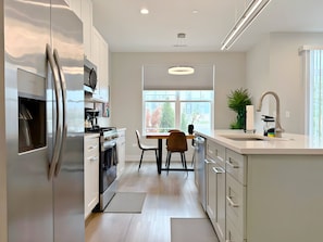 Apartamento família, 4 quartos, varanda, vista para o lago | Cozinha privada | Geladeira, micro-ondas, fogão, cooktop