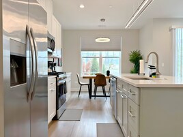 Apartamento familiar, 4 habitaciones, patio, vistas al lago | Cocina privada | Frigorífico, microondas, horno y placa de cocina