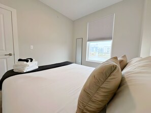Apartamento família, 4 quartos, varanda, vista para o lago | Escrivaninha, ferros/tábuas de passar roupa, Wi-Fi de cortesia