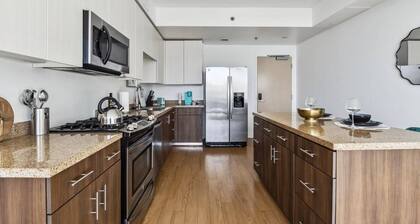 Upscale Apartment with Breathtaking Views | Free Parking | Gym, Pool & Hot Tub