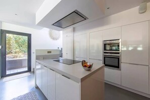 Réfrigérateur, micro-ondes, four, lave-vaisselle