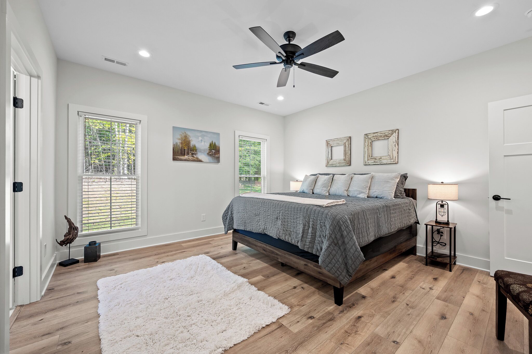 3 عدّة غرف نوم ومكواة/لوح كي وواي فاي مجانًا وملاءات أسرّة