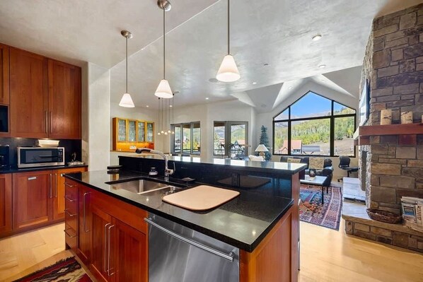 Réfrigérateur, four à micro-ondes, un four, surface de cuisson