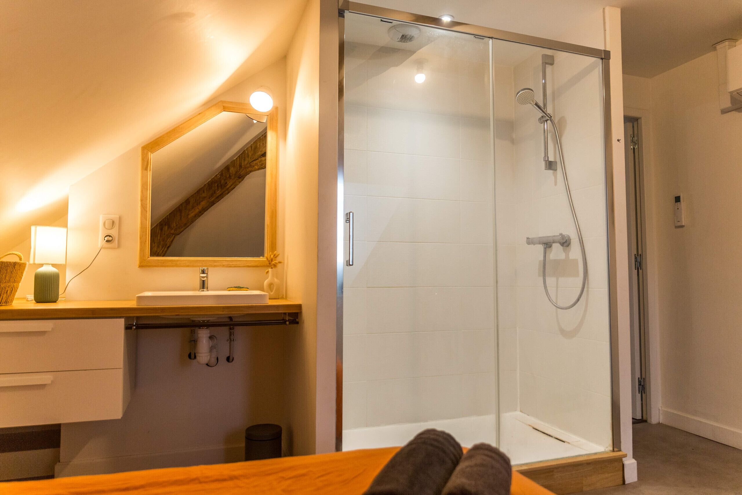 Regadera, secadora de cabello, toallas 