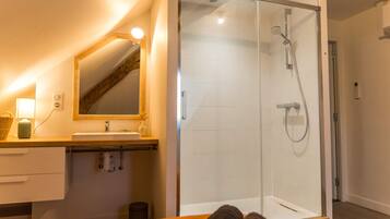 Regadera, secadora de cabello, toallas