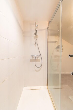 淋浴设施、吹风机、毛巾