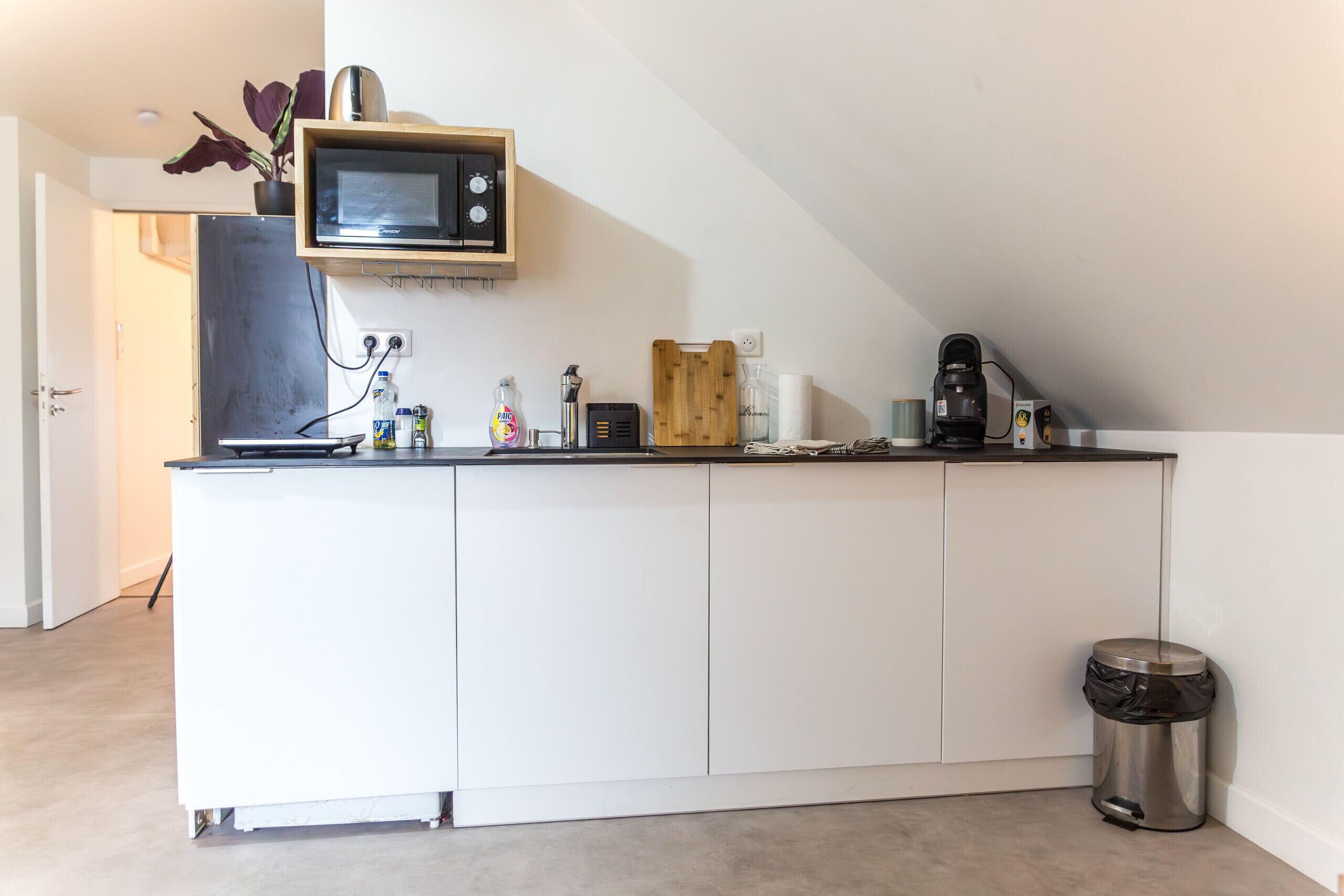 Refrigerador, microondas, cafetera y tetera y utensilios de cocina 