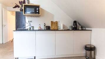 Réfrigérateur, micro-ondes, cafetière/bouilloire