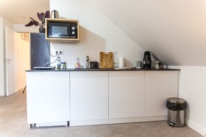 冰箱、微波炉、茶具/咖啡用具、厨具/餐具