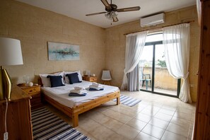 3 bedrooms, desk, iron/ironing board, travel crib - ROOFTOP HIDEAWAY, JACUZZI, BBQ & PETss (L-Għarb)