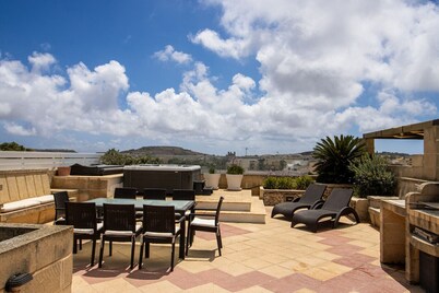 ROOFTOP HIDEAWAY, JACUZZI, BBQ & PETss