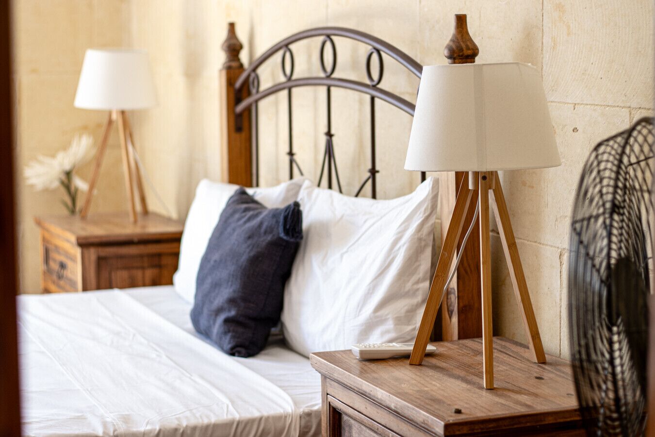 3 makuuhuonetta, työpöytä, silitysrauta/-lauta, vauvan matkasänky