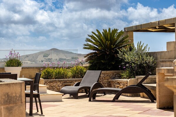 Outdoor dining - ROOFTOP HIDEAWAY, JACUZZI, BBQ & PETss (L-Għarb)
