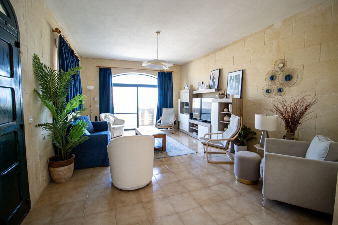 TV, bøker og kontorer