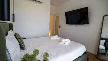 Schreibtisch, Bügeleisen/Bügelbrett, Reisekinderbett, WLAN