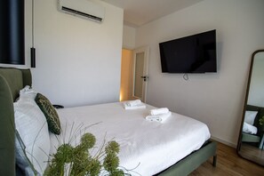 Escritorio, tabla de planchar con plancha, cuna de viaje y wifi