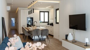 Un apartamento moderno con comedor, cocina y sala de estar.