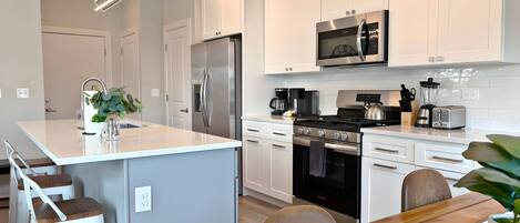 Premier Apartment, Patio, Lake View | Private kitchen | Fridge, microwave, oven, stovetop