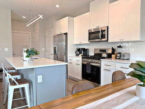 Modern 4BR with Parking - WV rep 4