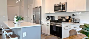 Modern 4BR with Parking - WV rep 4